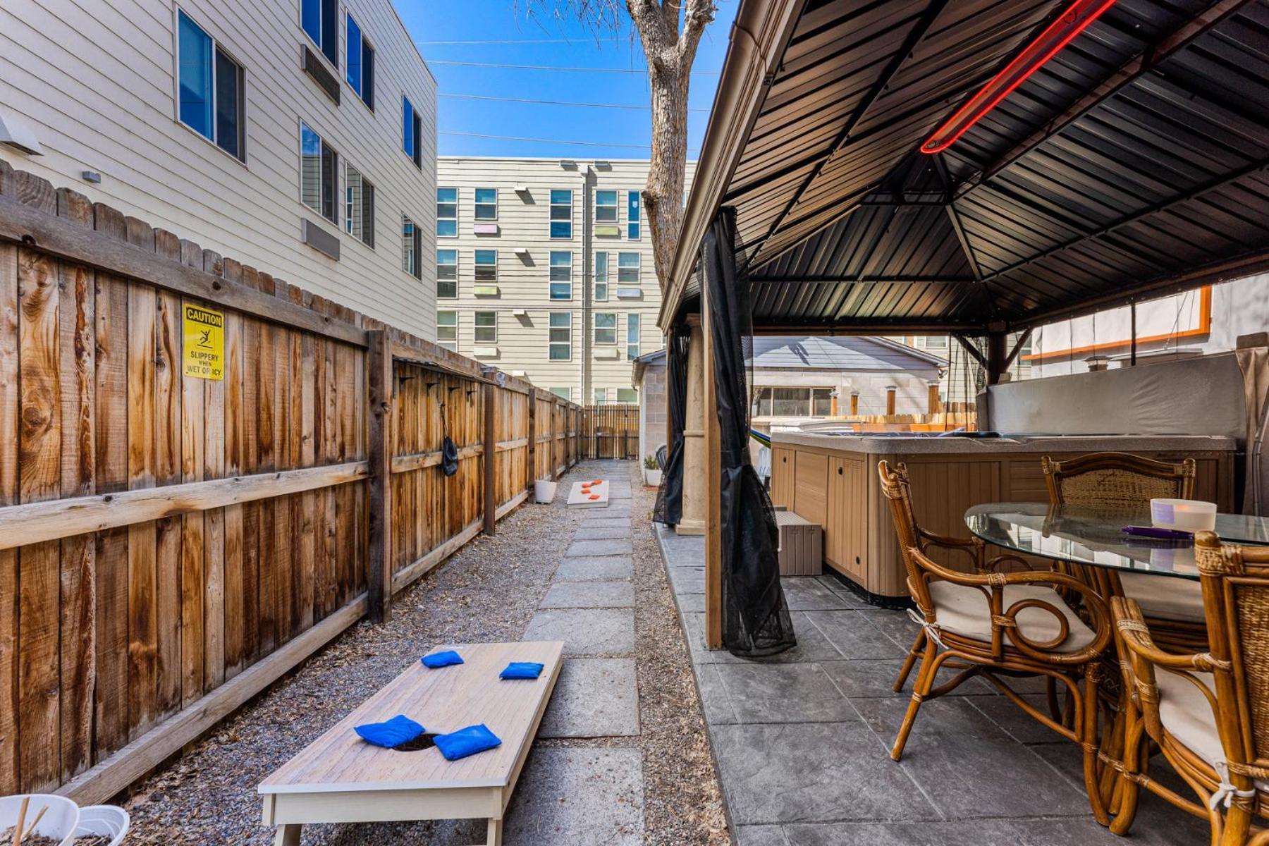 Holiday home Hot Tub Firepit Pool Table Patio Cozy Downtown Denver